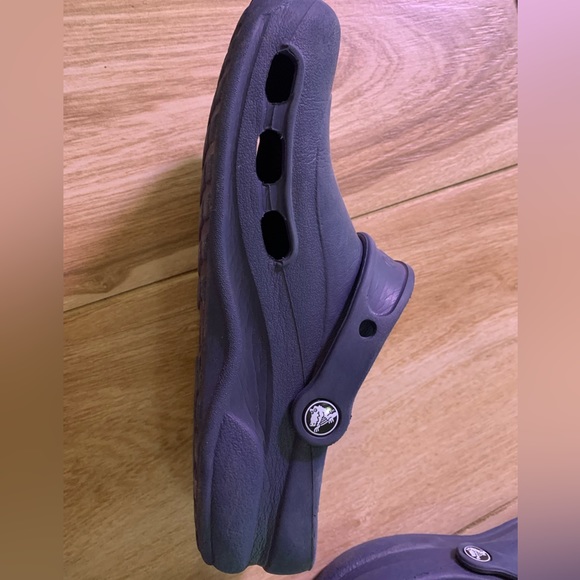 Crocs Closed Hole Shoes Size 7 - Picture 7 of 9